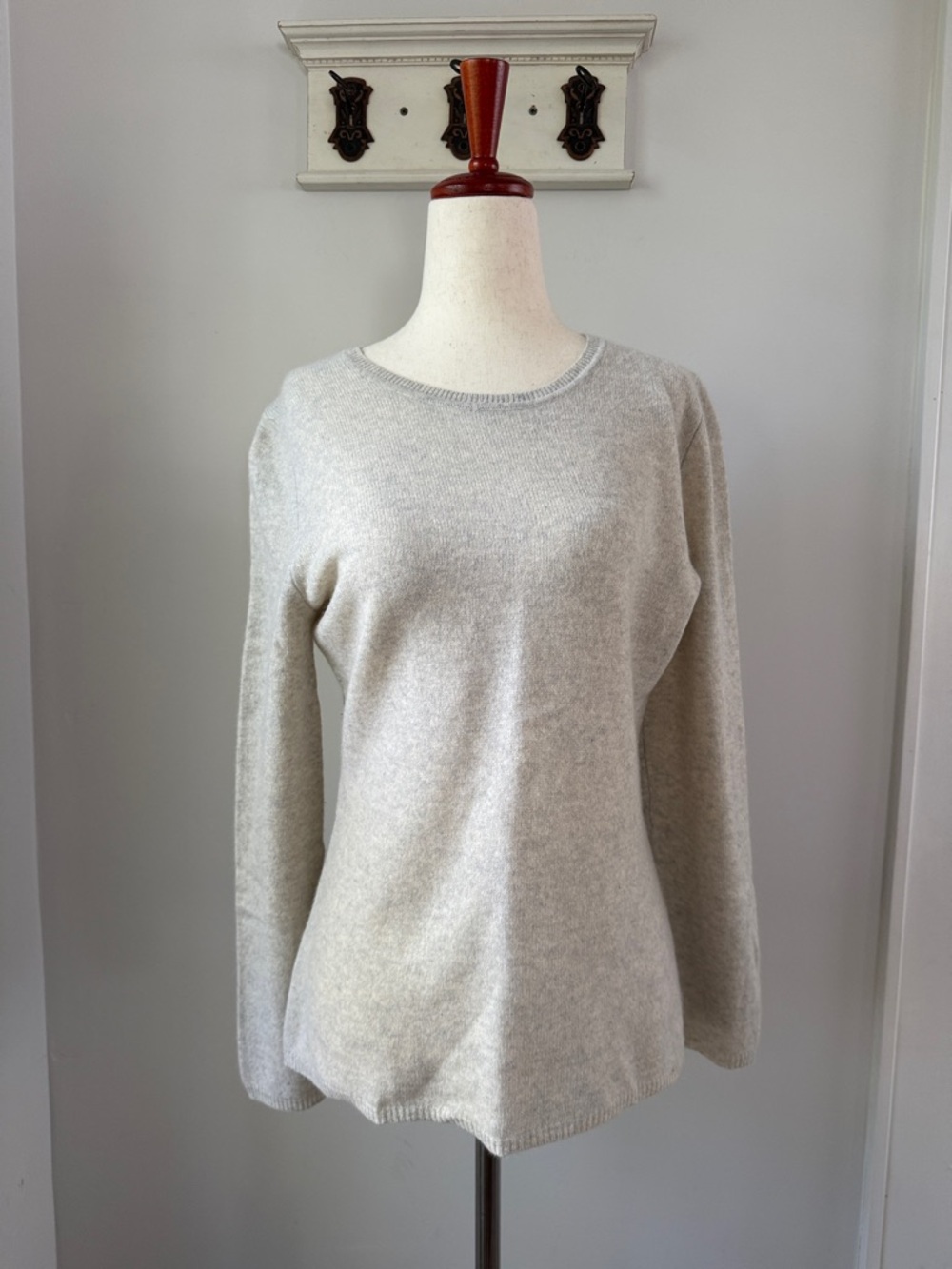 Lord & Taylor Light Gray Cashmere Crewneck Sweater Medium Classic Minimalist